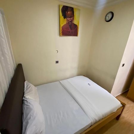 Apartment D ลากอส ภายนอก รูปภาพ