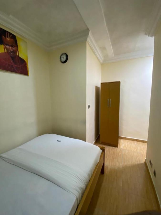 Apartment D ลากอส ภายนอก รูปภาพ